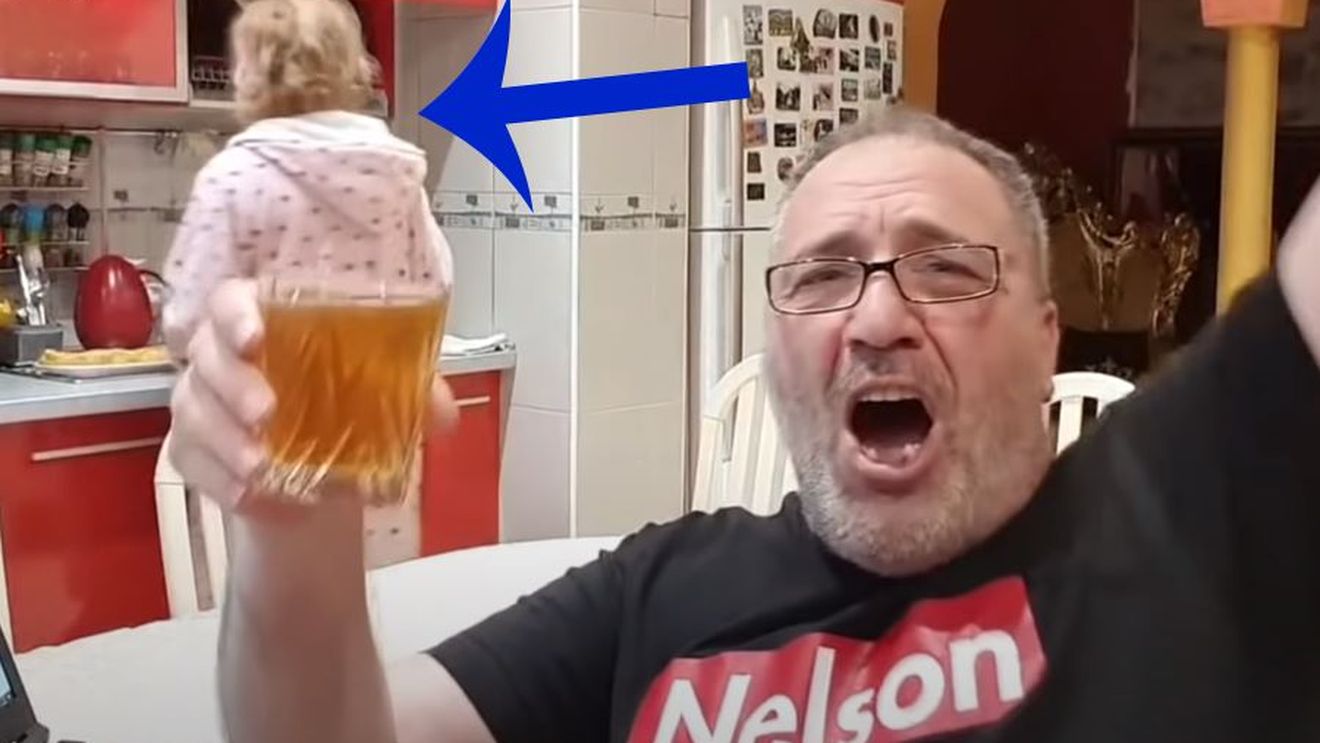Cum arată soția lui Nelson Mondialu. Femeia a apărut, din greșeală, în cadru în timp ce el era în live pe Youtube