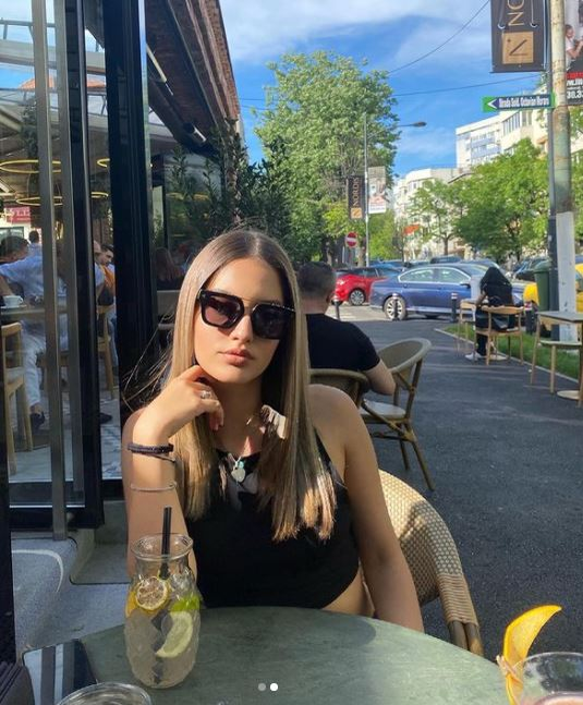 Jasmine Ianțu, complet goală în cadă împreună cu o brunetă sexy? Cum a filmat-o fiica lui Virgil Ianțu pe prietena “misterioasă” | VIDEO