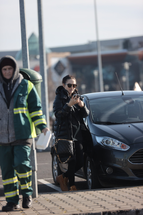 Corina Caciuc, iubita lui Reghe, se îndreaptă către magazin