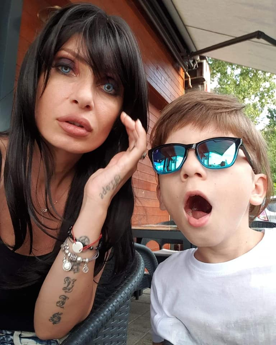 Adela Chirică și băiatul ei, Davis, au fost din nou blestemați de o hărțuitoare