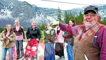 Are 26 de neveste si peste 100 de copii