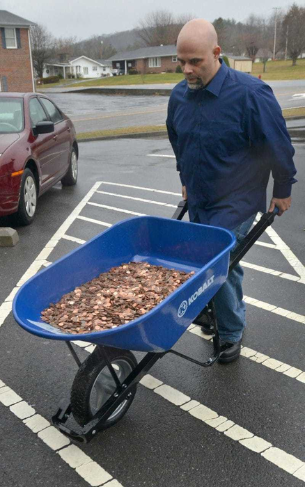 Acest afacerist şi-a plătit taxele la stat cu 300 de mii de monede aduse în roabe! E incredibil ce a urmat