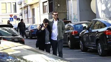 Creatoarea de modă & soţul ei celebru se pregătesc să devină din nou părinţi. I-am fotografiat sărutându-se pe stradă!