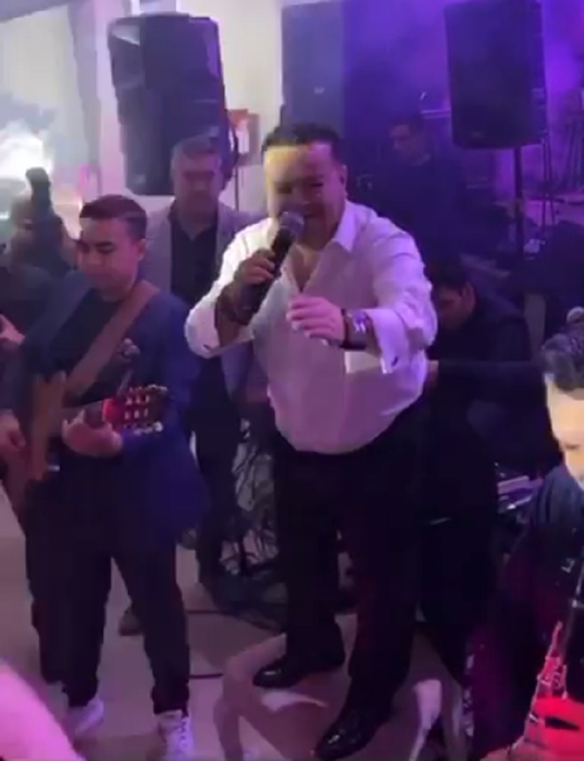Adi Minune a cântat pe un scaun la o nuntă din Ardeal!