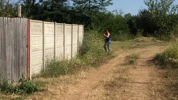 Specialişti constructori, aduşi la Casa groazei din Caracal. Angajații Primăriei taie iarba din curtea lui Gheorghe Dincă