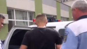 Urmărire ca-n filme în Galați! Polițiștii au tras focuri de armă, după ce un șofer a lovit doi oameni și a fugit de la locul accidentului