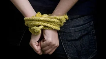 Un tanar din Bucuresti a fost BATUT si JEFUIT de trei femei, intr-un salon erotic! Motivul este halucinant!