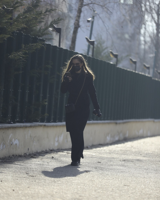 În vârstă de 56 de ani, Romanița Iovan și-a ales o ținută all black ieri, când a plecat de acasă pentru a-și rezolva sarcinile pe care le avea în agendă © CANCAN.RO