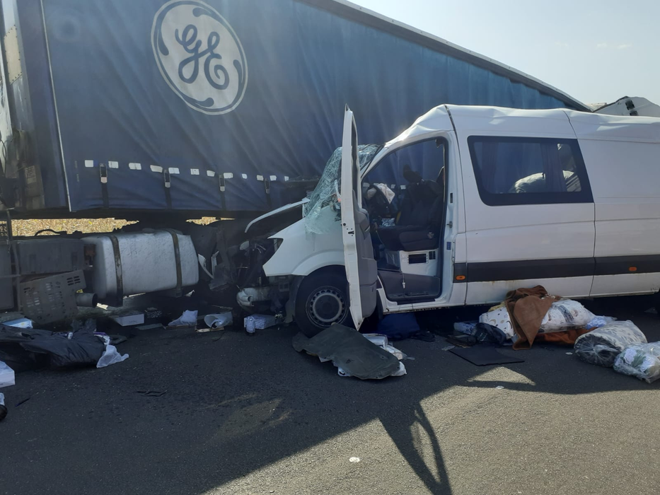 Accident mortal în Ialomița. O dubiță a intrat din plin într-un tir. O femeie a murit pe loc