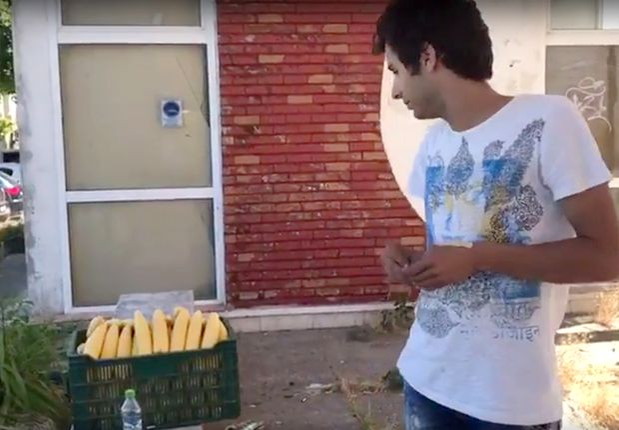 După ce vei vedea asta, nu vei mai mânca niciodată! Cum e pregătit, de fapt, porumbul fiert vândut pe plajele de lux din Mamaia