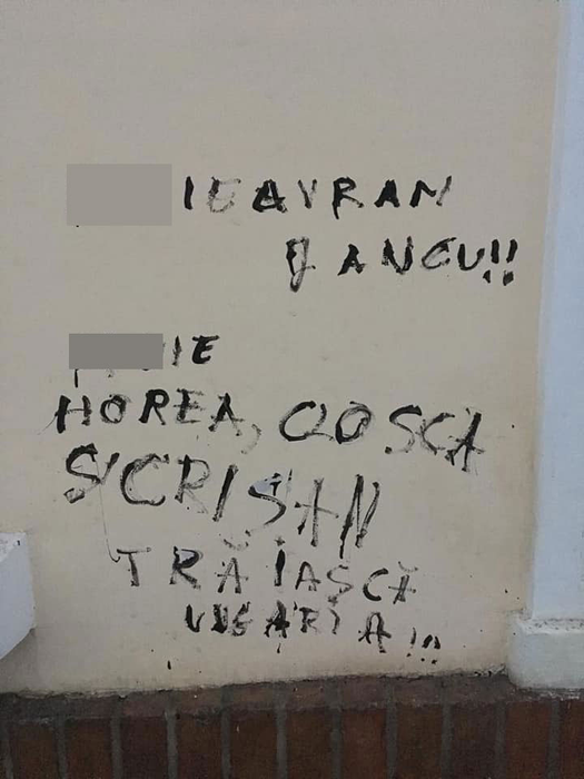 Casa memorială Avram Iancu din Târgu Mureş, mâzgălită cu mesaje obscene, care se încheie cu urarea „Trăiască Ungaria”