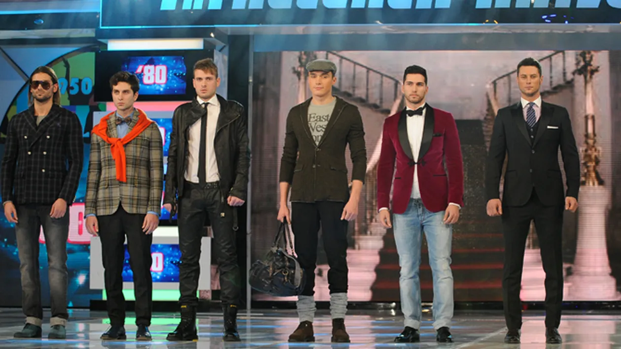 Mircea Radu, surprins de o pereche de jambiere de casmir. L-a impresionat colectia Adinei Buzatu