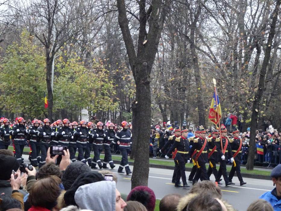 Peste 3.500 de militari şi experţi din cadrul Ministerului Apărării Naţioale, ai Ministerului de Interne şi ai Serviciului Român de Informaţii au participat la parada militară din Bucureşti, de la Arcul de Triumf.