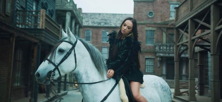 Cum arată Vlăduța Lupău în cel mai recent videoclip! A renunțat la costumul popular și…