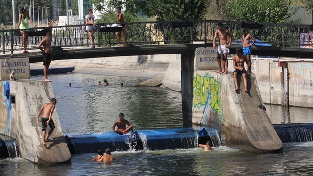 Ce se intampla cand afara sunt peste 40 de grade Celsius si nu ai bani sa mergi la strand? Mai multi bucuresteni au gasit solutia!