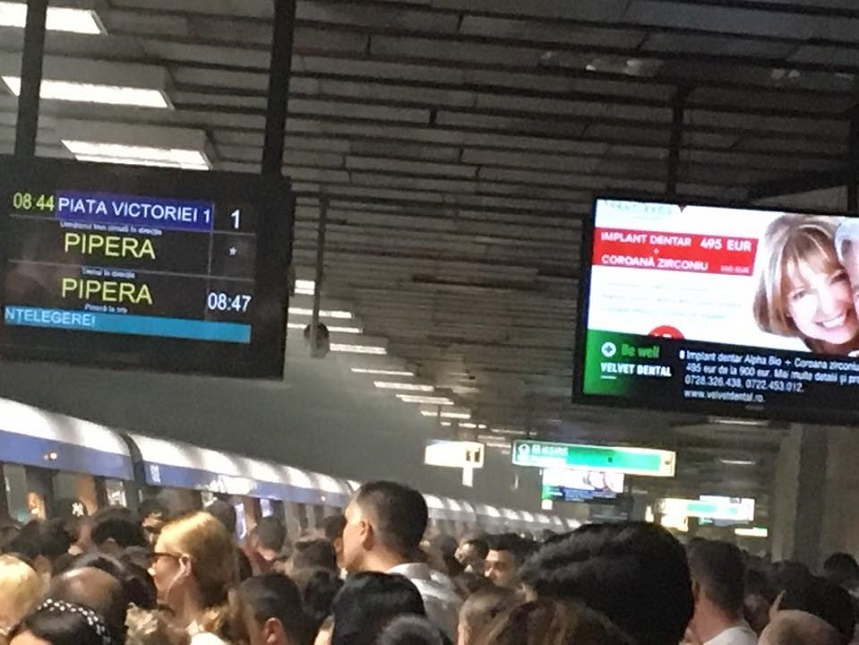 Staţia de metrou Piaţa Victoriei, invadată de un fum dens! Călătorii au tras o sperietură zdravănă