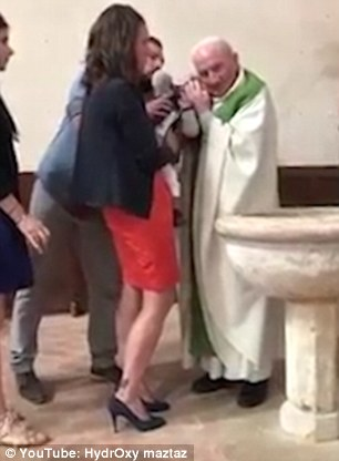 VIDEO | Un preot a lovit un bebeluș în timpul unei ceremonii de botez, pentru a-l opri din plâns