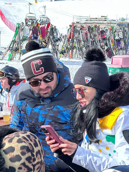 Veronica și Iulian se amuză pe telefon (Foto: CANCAN.RO)