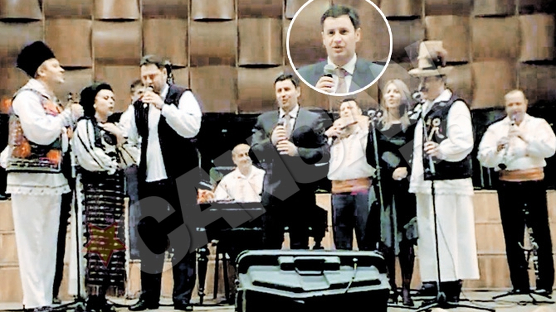 Surpriza pe scena Palatului Cultural din Arad. Ministrul Igas si-a colindat angajatii