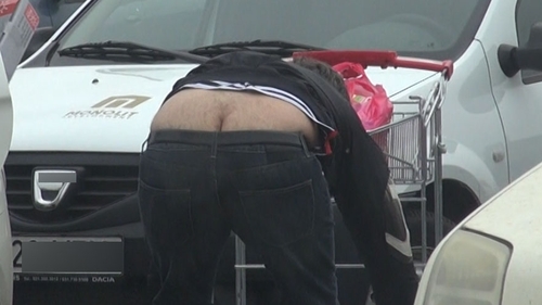 "Decolteul instalatorului"! Uite ce vedeta a facut show in parcarea unui supermarket,cand pantalonii au lasat sa se vada prea mult