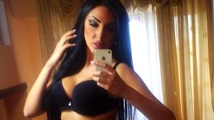 O cunoscuta vedeta de la noi a mers FARA CHILOTI si cu sanii la vedere in club! "Adriana Bahmuteanu m-a pus sa fac asta!"