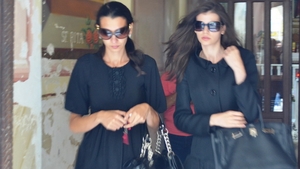 Monica si Ramona Gabor au decis sa-si ajute tatal.Cati bani vor sa-i dea pe luna si care dintre surori vrea sa-l ia in strainatate