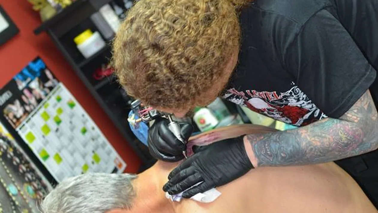 Un celebru antrenor roman de fotbal s-a tatuat la 57 de ani! Vezi ce si-a desenat pe spate