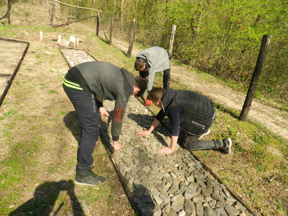Pe alee se experimentează mersul desculț pe diferite materiale