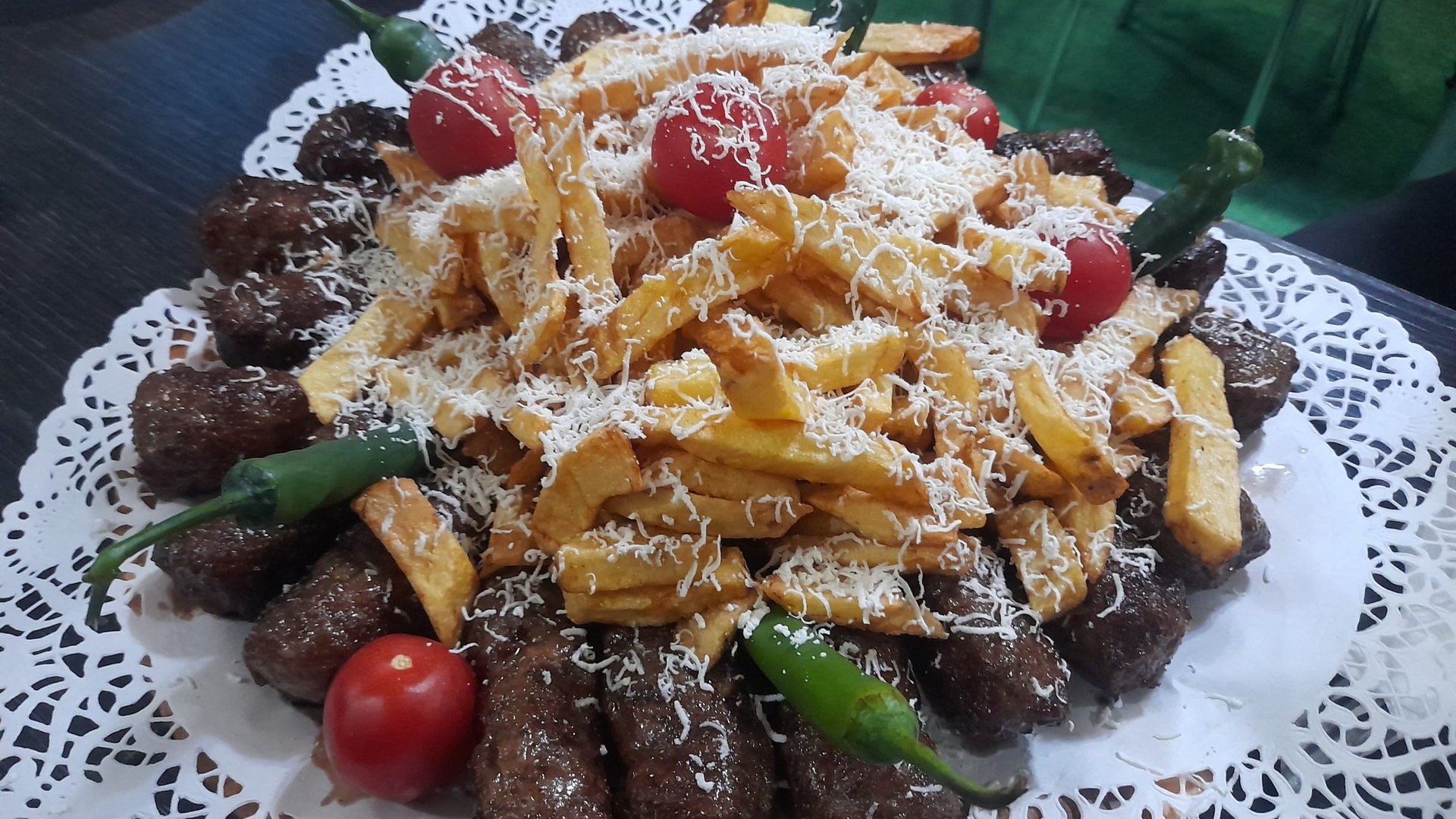 Cât costă un platou cu 20 de mici si cartofi la restaurantul lui Luis Stan. Mănânci până dai în „boala copiilor”