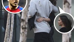 IMAGINI ÎN EXCLUSIVITATE. Fotbalistul pe care patronul FCSB l-a evaluat la 20 milioane € e topit după brunetă. Super-atacantul lui Gigi Becali a ”luat-o” pe apartament! Sexoasa mulată e prima femeie cu care Alibec este fotografiat în ipostaze intime în ultimul an!
