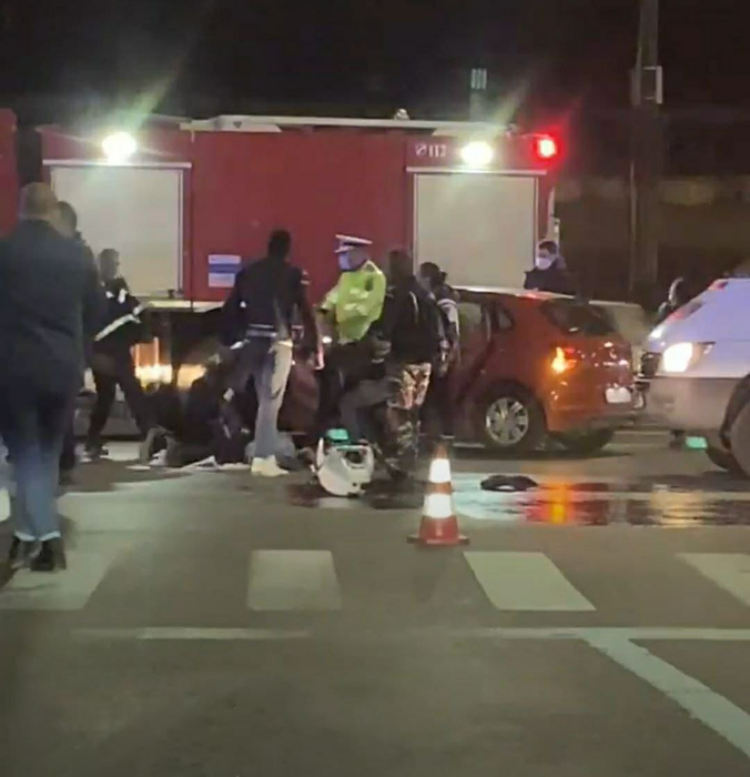 Accident grav în Piața Constituției, din Capitală! Un motociclist a intrat în plin într-un autoturism