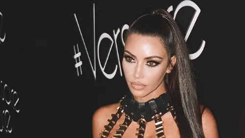 Kim Kardashian a ieșit pe stradă îmbrăcată într-o “mușama”! Cum și-a ascuns zonele intime
