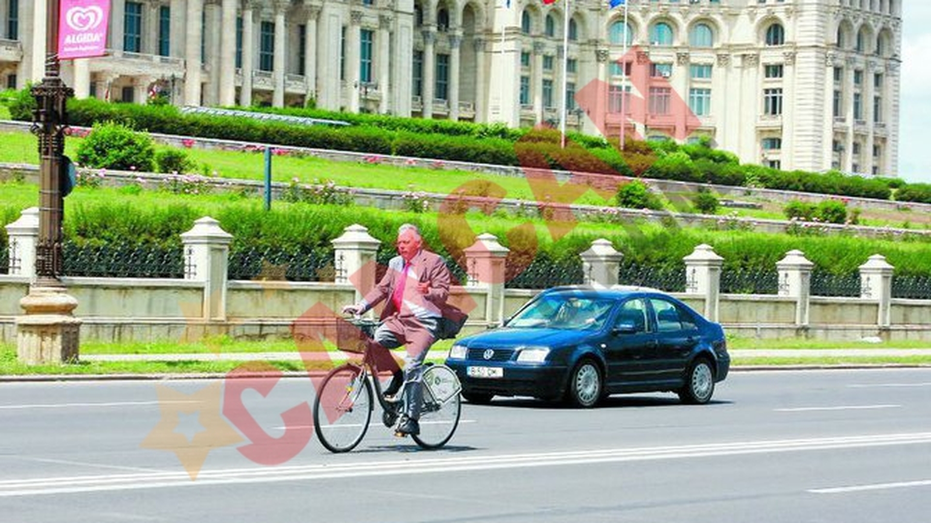 Borbely calca banda continua cu bicicleta