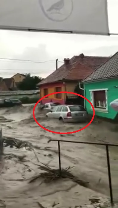 Imagini apocaliptice în Brașov, după o furtună puternică! Mașinile au fost luate de viitură, iar zeci de case au fost inundate