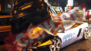 FOTO S-au inversat rolurile! Un politist italian a facut praf un Lamborghini de 170.000 de euro!