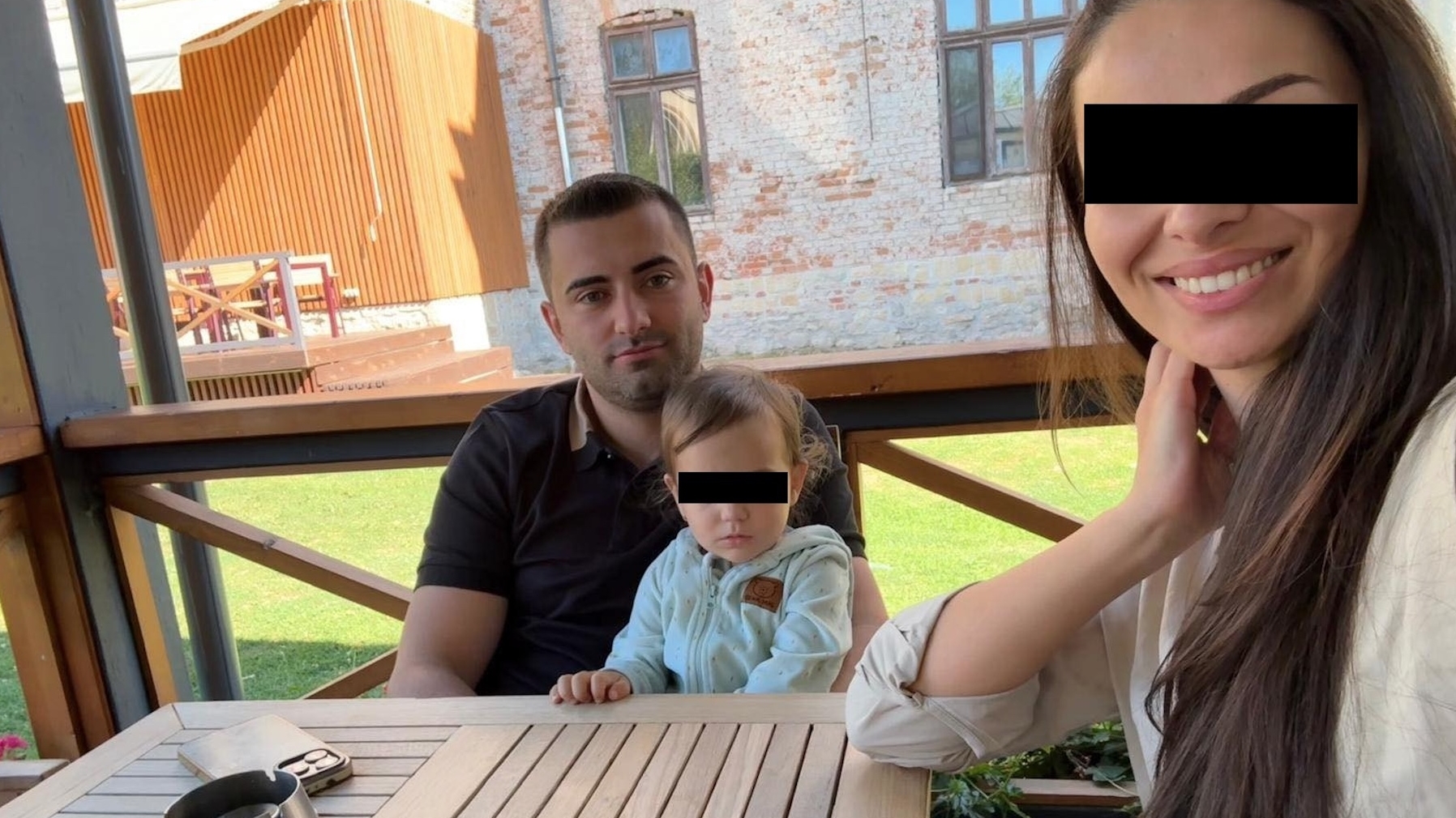 Cine sunt părinții fetiței de 2 ani care a murit pe scaunul medicului. Tatăl său ar fi un antreprenor de succes