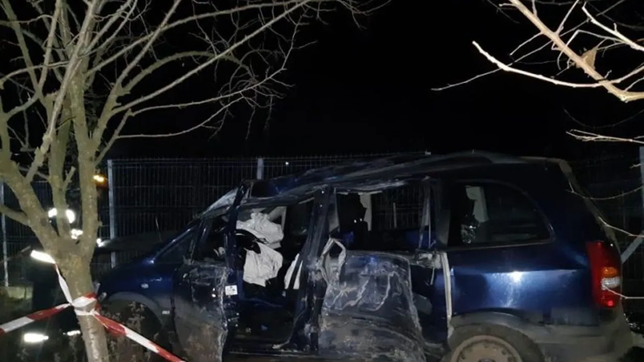 Grav accident în Giurgiu. O femeie a murit, iar un bărbat și 3 copii au fost răniți după ce mașina s-a izbit de un copac