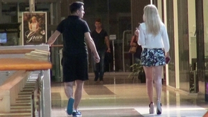 Are picioare luuuungi si defileaza prin mall ca pe catwalk! Uite cu ce blonda super-sexy se mandreste Cornel de la Vunk!