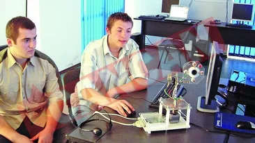 Doi elevi l-au creat pe Robocam