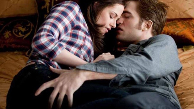Ce urat! I-au umblat la fese lui Robert Pattinson pentru "Twilight"!