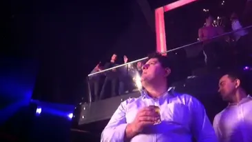 A venit singur in club, dar si-a gasit imediat ocupatie! Tavi Colen s-a holbat intreaga seara la animatoarele de pe cuburi!