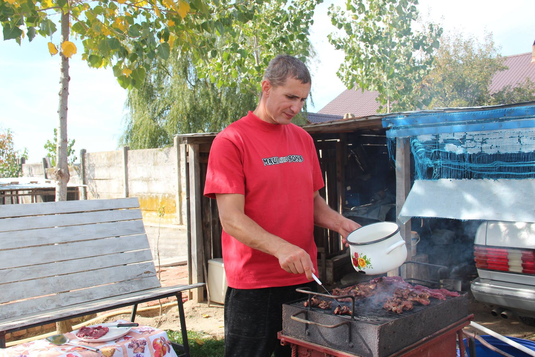 Imaginile cu Micul Hercule care au şocat o lume întreagă! Curtea în care locuieşte cei mai puternic copil din România, plină de sânge!