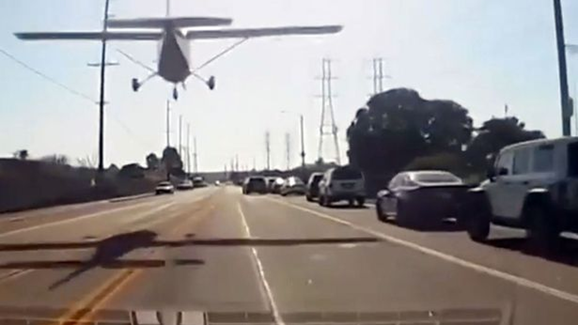 Imagini uluitoare, cu un avion care aterizează pe șosea, printre mașini! VIDEO