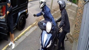 A vrut să-l tâlhărească de pe motocicletă, cu un cuțit: Ozil a fugit, dar colegul lui de la Arsenal, Sead Kolasinac, a făcut ceva uluitor! VIDEO