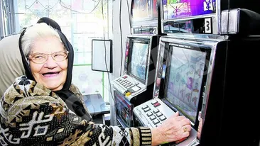 VIDEO O strabunica, spaima jocurilor electronice: Nu pot trai fara pacanele!