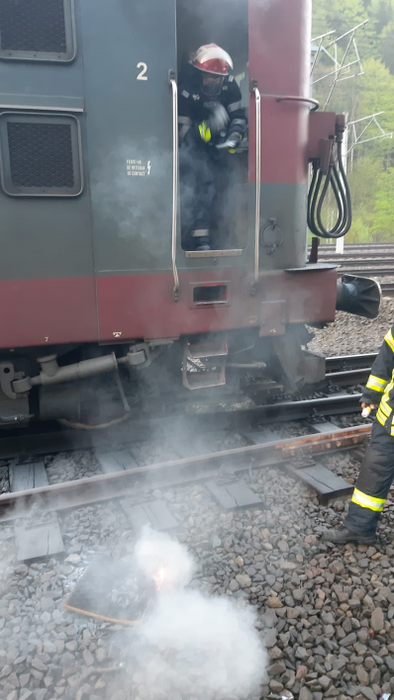 Scene de panică în gara din Sinaia, după ce locomotiva unui tren a luat foc. Pompierii s-au luptat cu flăcările | VIDEO