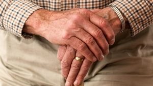 Mărturia cutremurătoare a unui ieșean vindecat de o boală cruntă. Medicii i-au dat o a doua șansă la viață: ”A avut complicații, a trecut prin momente grele”