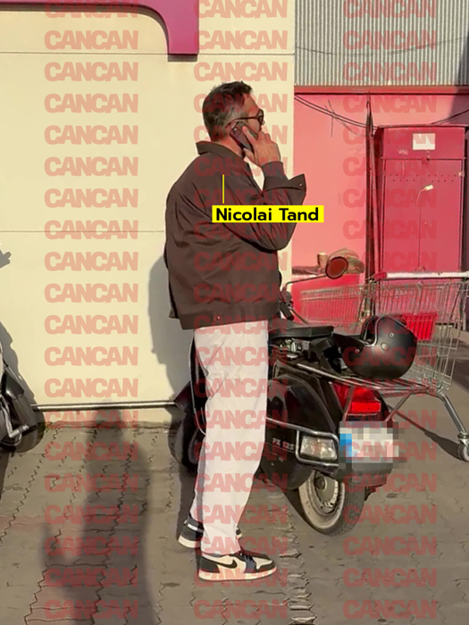 A vorbit la telefon / (Sursa: CANCAN.RO)