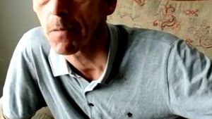 Cum arată bărbatul care trăiește într-o casă plină cu purici și căpușe