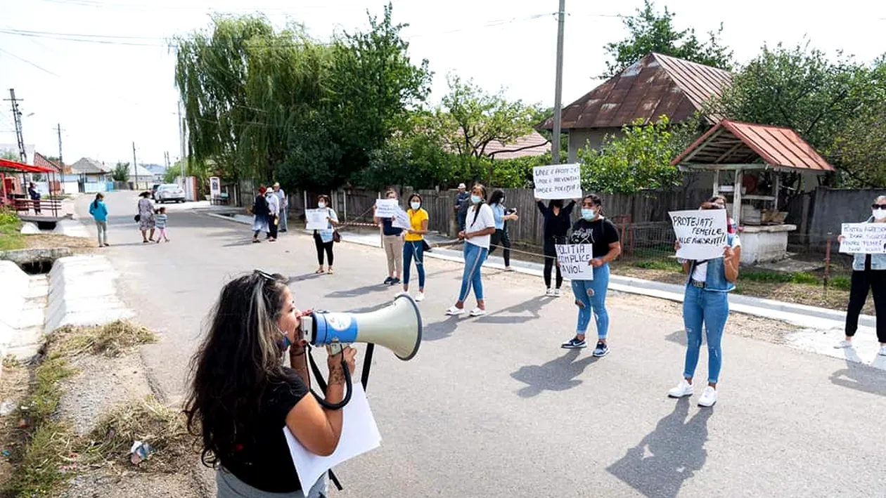 Zeci de femei din Bacău au organizat un protest față de polițiștii care nu i-ar ancheta pe violatorii din comună